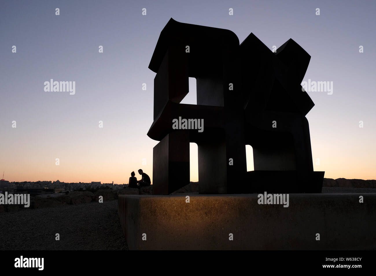 Ein paar Neben der Ahava (Liebe) Skulptur von Robert Indiana 1977, die Hebräischen Buchstaben, die das Wort im Billy Rose Skulpturengarten des Israel Museum, Jerusalem sitzen Stockfoto