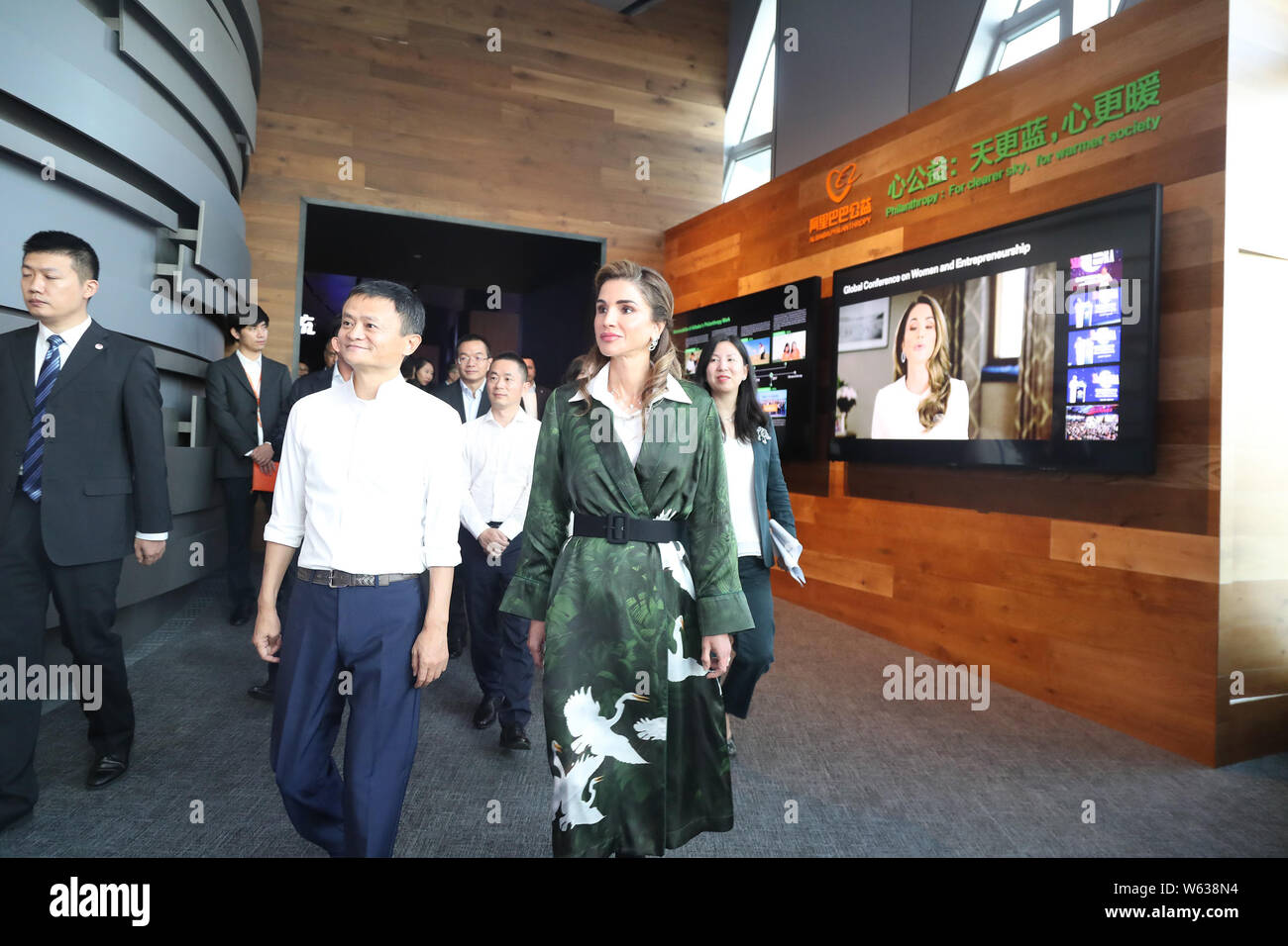 Königin Rania von Jordanien, rechts, Spaziergänge mit Jack Ma oder Ma Yun, Vorsitzender der Alibaba Group, bei ihrem Besuch an der Xixi Campus und Sitz der Chinesischen Stockfoto