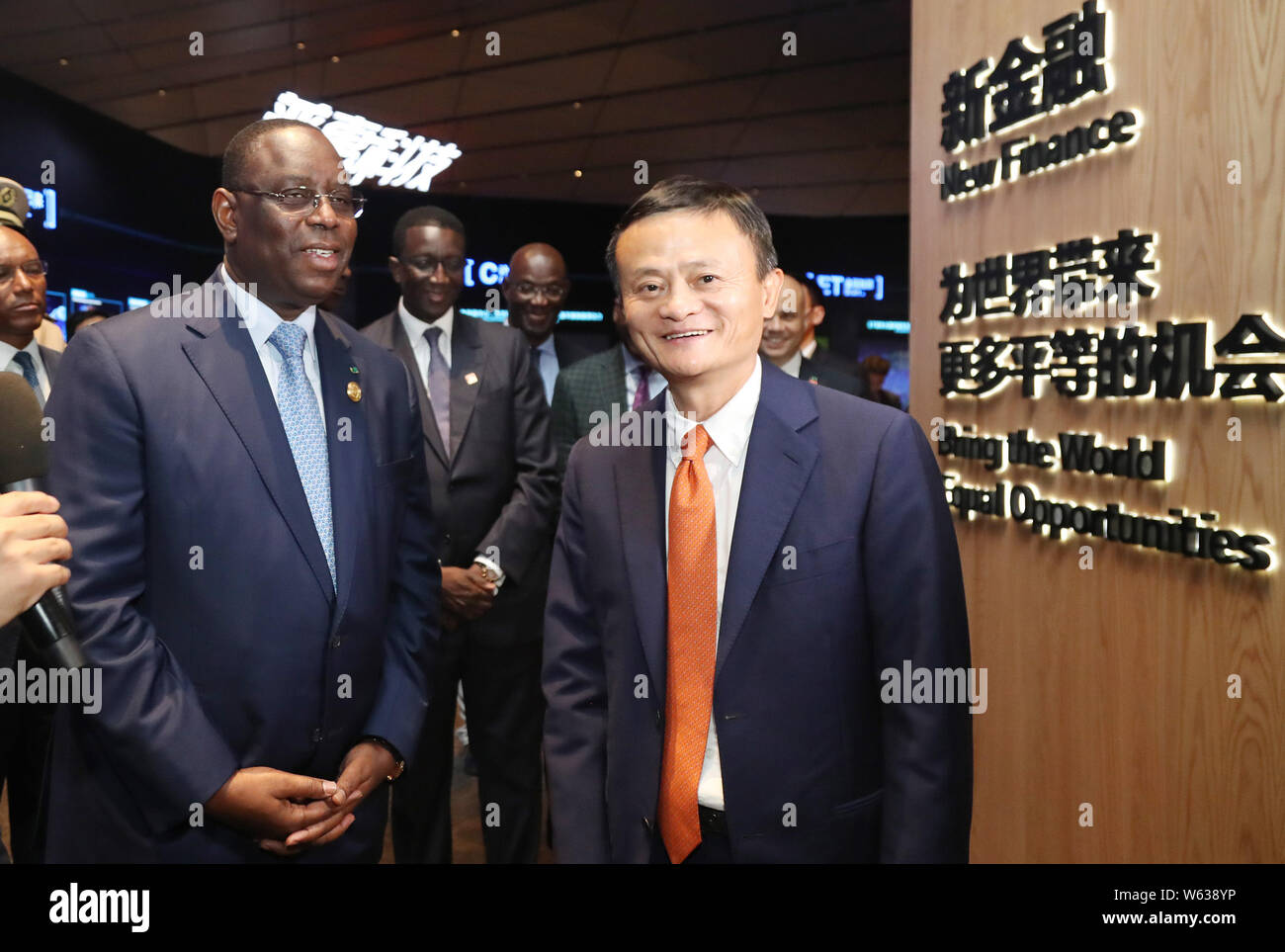 Senegalesischen Präsidenten Macky Sall, Links, wirft mit Jack Ma oder Ma Yun, Vorsitzender der Alibaba Group, bei einem Besuch der Xixi Campus und Hauptsitz o Stockfoto