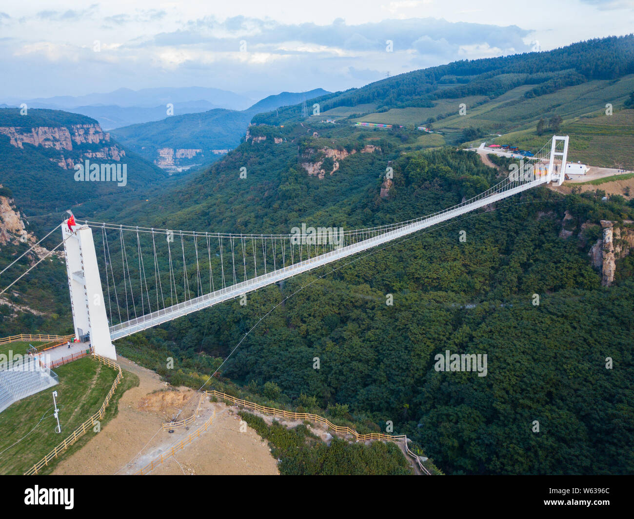 Luftaufnahme von einem Glas-Suspension Bridge Talsohle überspannen die Länge von fast vier Fußballfeldern über eine Schlucht in Benxi City, im Nordosten Chinas Stockfoto