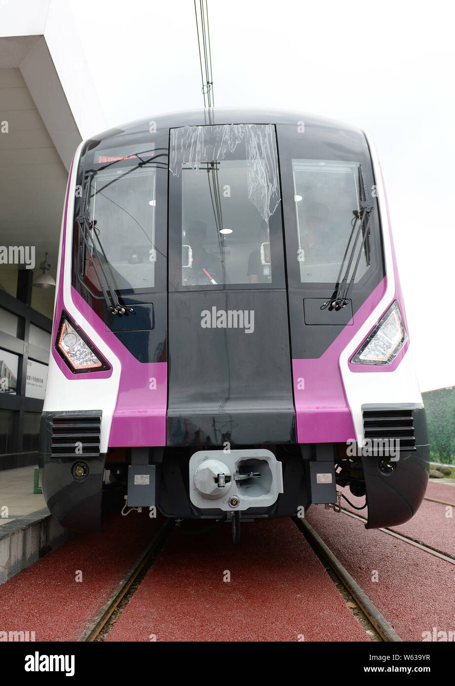 Ein chengdu U-Bahn Linie 5 mit Gesichts Make-up-Zug in Sichuan Oper als seine vordere Erscheinungsbild ist in Chengdu City vorgestellt, im Südwesten von Sichuan Chinas prov Stockfoto