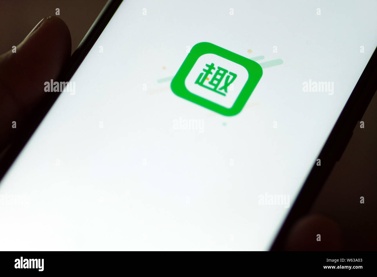 ---- Eine chinesische Mobiltelefon Benutzer verwendet, News und video Aggregation app Qutoutiao auf seinem Smartphone in Ji'nan City's East China Shandong prov Stockfoto