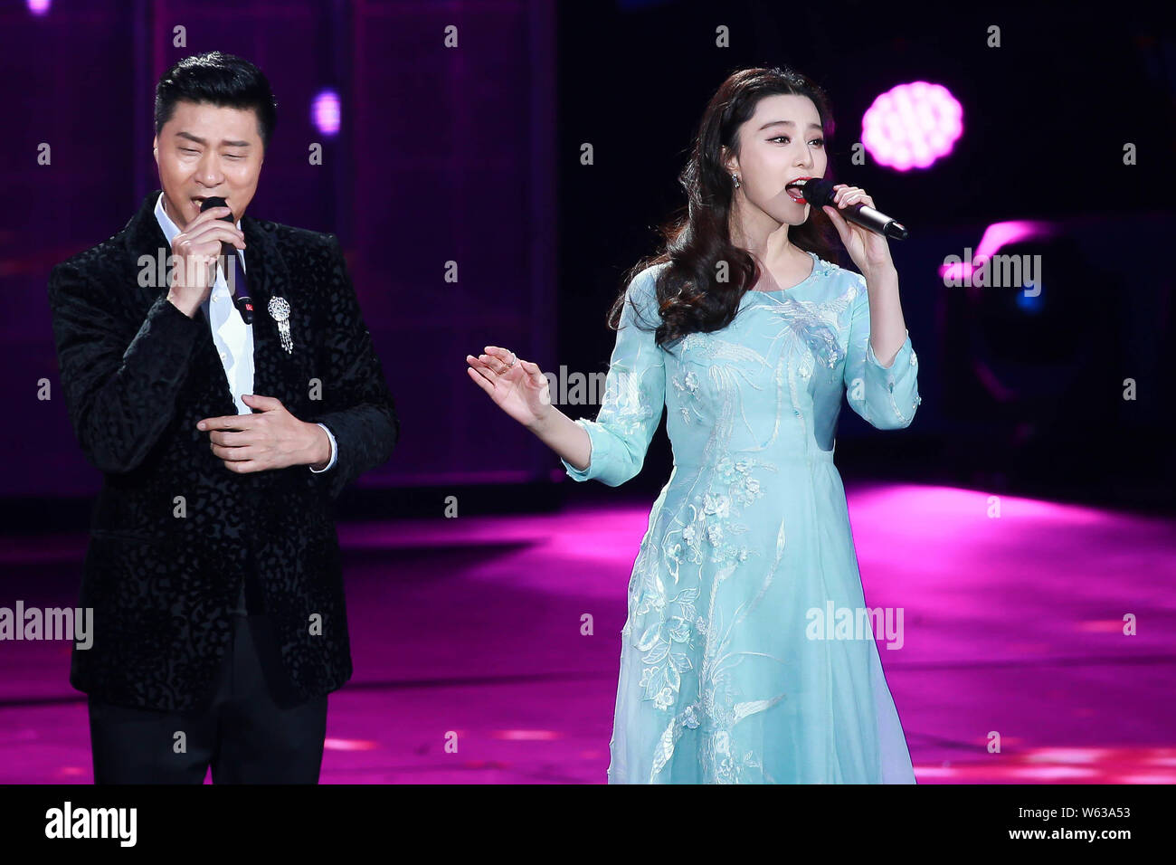 Chinesische Schauspielerin Fan Bingbing, rechts, und sein Vater Ventilator Tao während einer filmtermin Für das Chinesische Neue Jahr Gala von Peking TV (BTV) in Beij Stockfoto