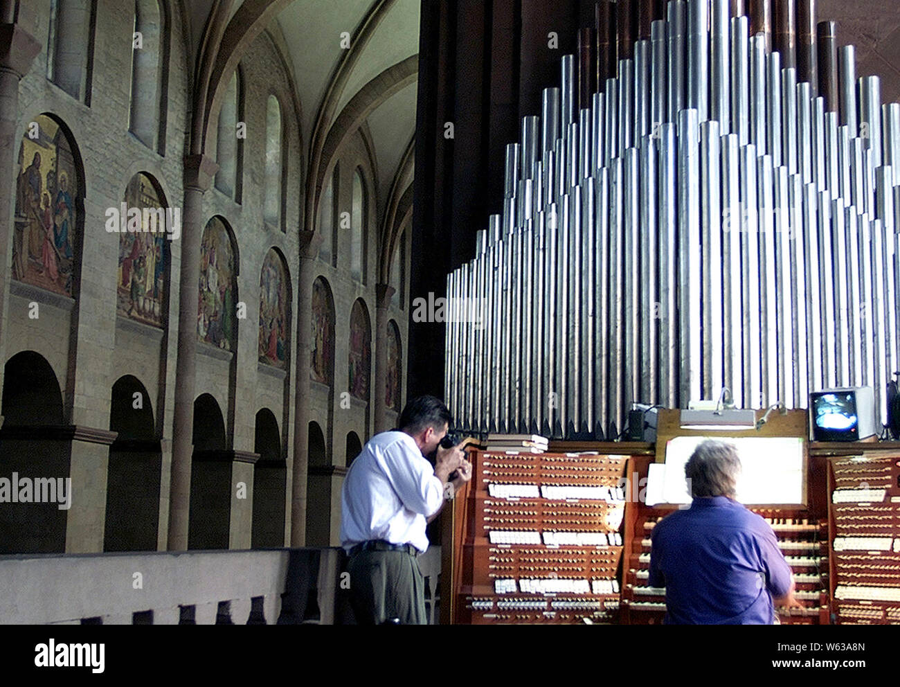 US Air Force (USAF) noch Fotograf, Fotos ein Mann spielt die Orgel in der Wahrzeichen "Kathedrale von Saint Martin" während einer Tour durch die Teilnehmer der Übung kombinierte bemühen, 2000. Der Dom ist die älteste Kirche in der Stadt Mainz, Deutschland. Stockfoto