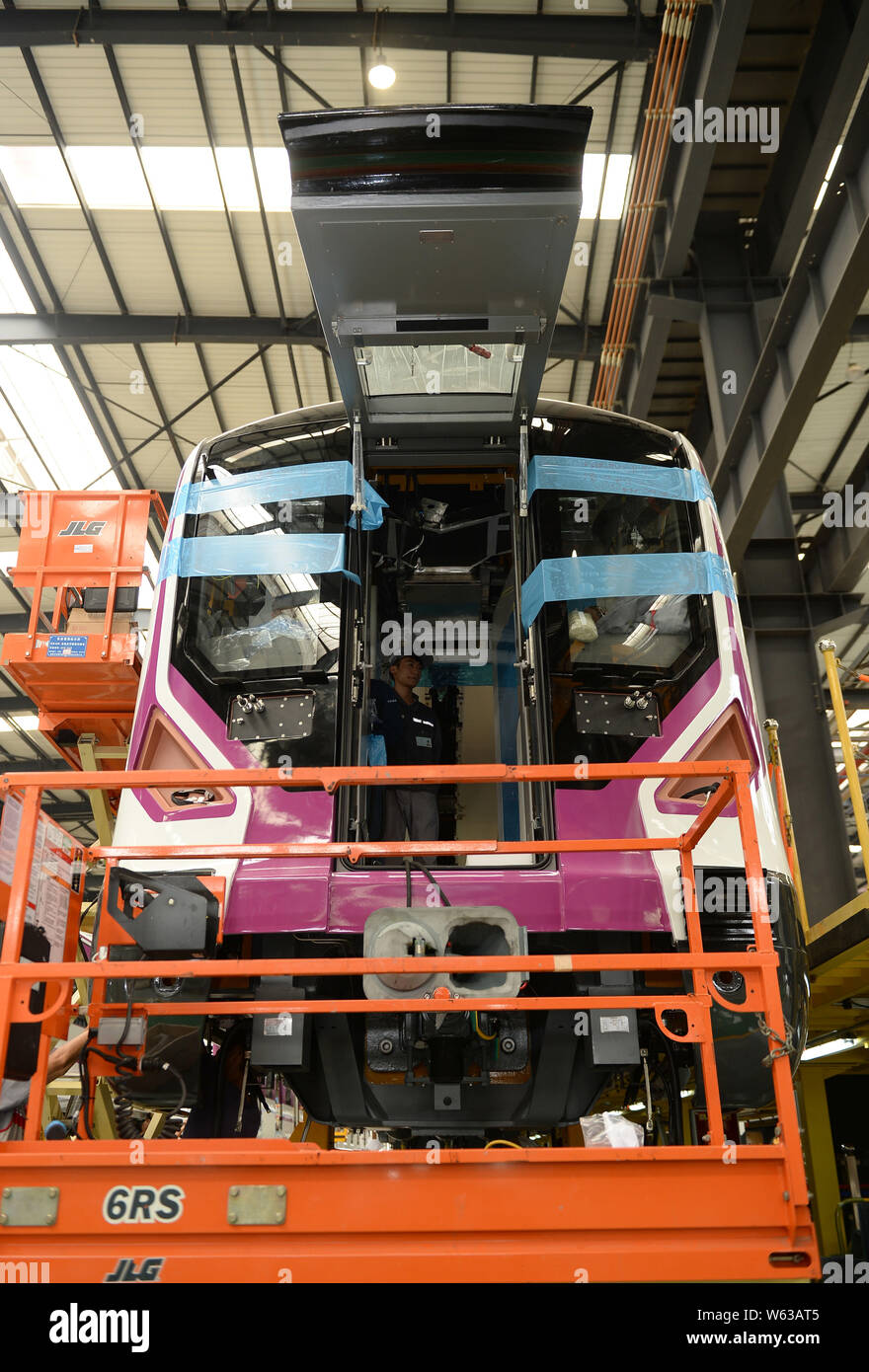 Ein chengdu U-Bahn Linie 5 mit Gesichts Make-up-Zug in Sichuan Oper als seine vordere Erscheinungsbild ist in Chengdu City vorgestellt, im Südwesten von Sichuan Chinas prov Stockfoto