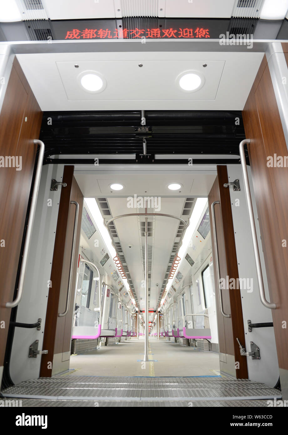 Ein chengdu U-Bahn Linie 5 mit Gesichts Make-up-Zug in Sichuan Oper als seine vordere Erscheinungsbild ist in Chengdu City vorgestellt, im Südwesten von Sichuan Chinas prov Stockfoto