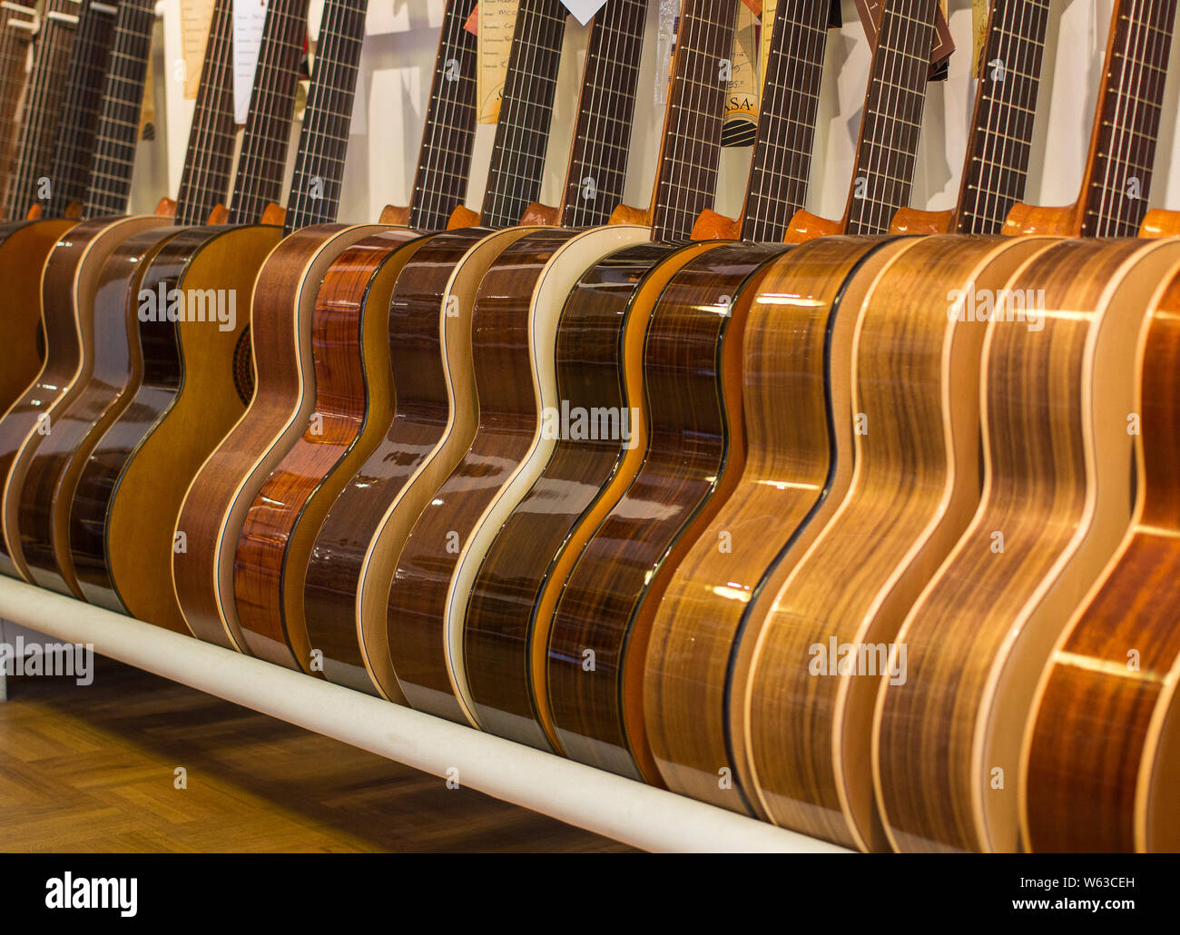 Reihe von akustischen Gitarren stehen in einem Geschäft Stockfoto