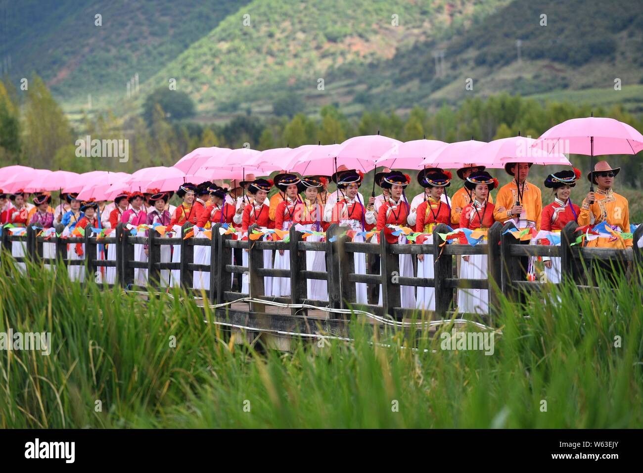 66 Paare in der traditionellen Mosuo Menschen Kleidung nehmen Sie Teil in einem alten Stil' Liebe Zeremonie" des Menschen an Lugu Lake Mosuo in Yanyuan co gekleidet Stockfoto