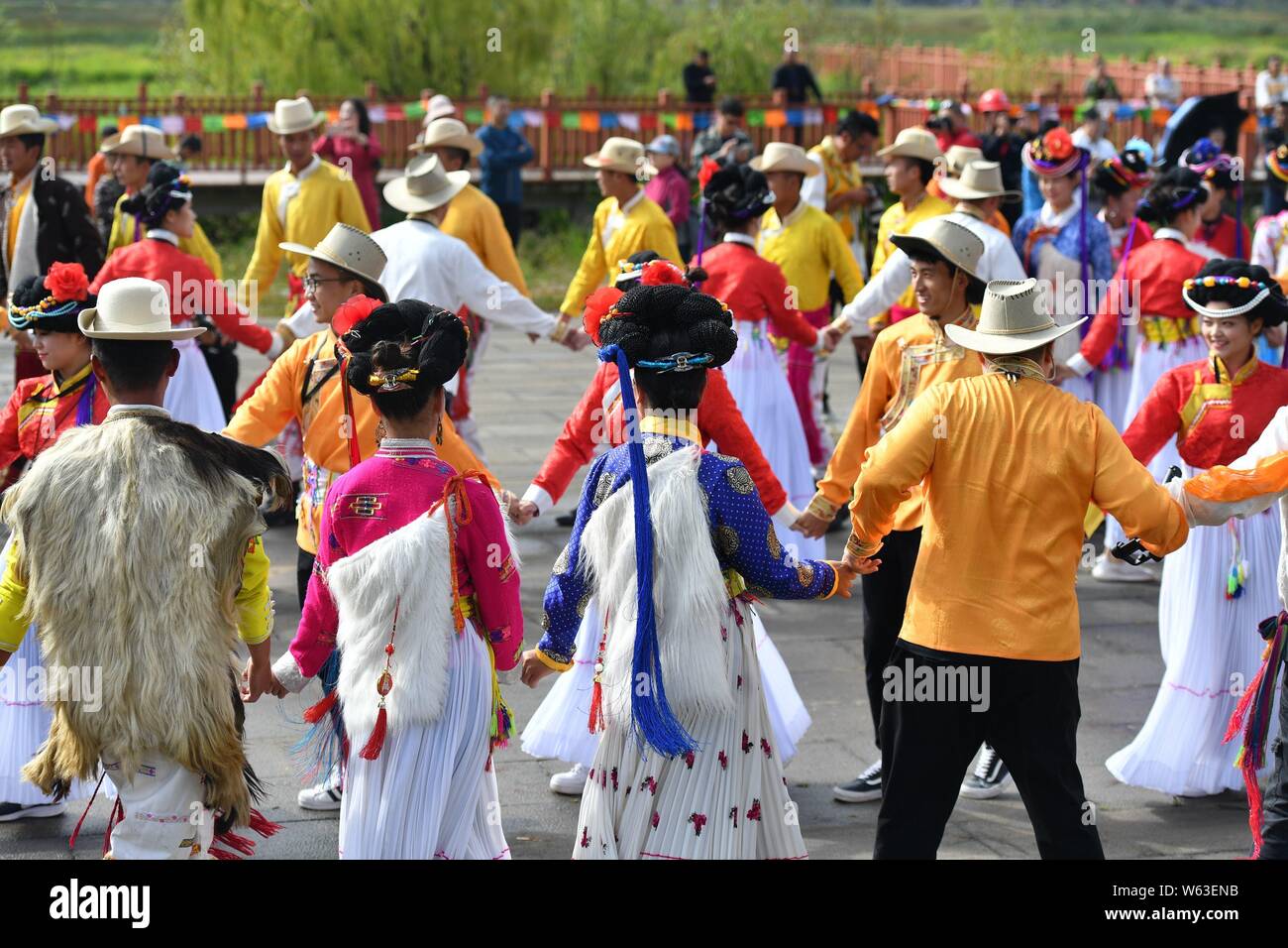 66 Paare in der traditionellen Mosuo Menschen Kleidung nehmen Sie Teil in einem alten Stil' Liebe Zeremonie" des Menschen an Lugu Lake Mosuo in Yanyuan co gekleidet Stockfoto