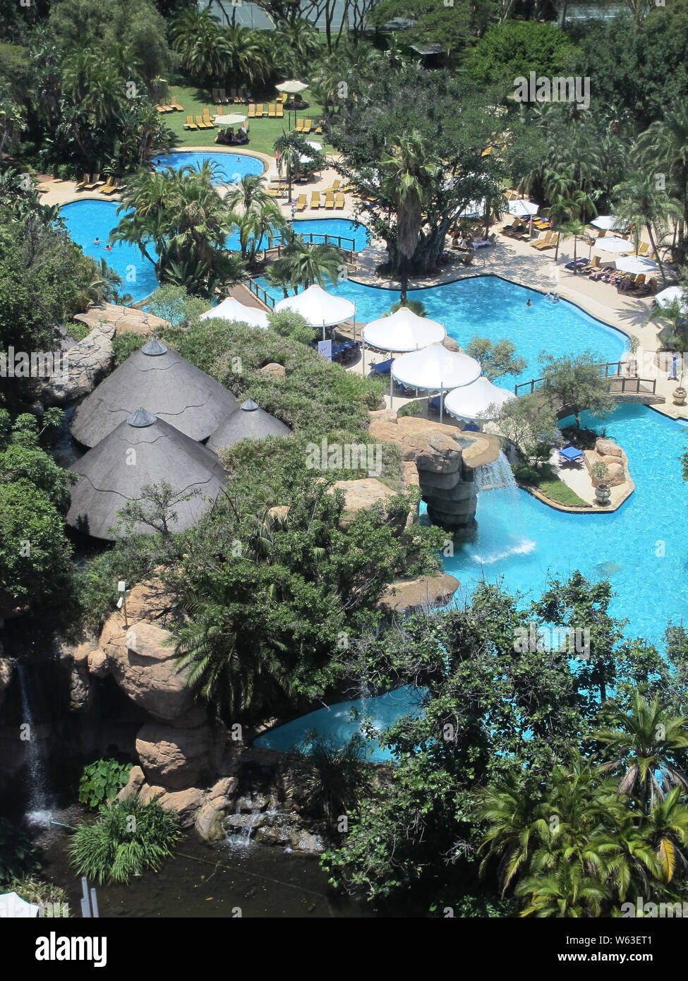 Sun City Resort und Hotel in Südafrika luxus Swimmingpool für Gäste mit türkisblauem Wasser und von Bäumen in einem tropischen Setting umgeben Stockfoto
