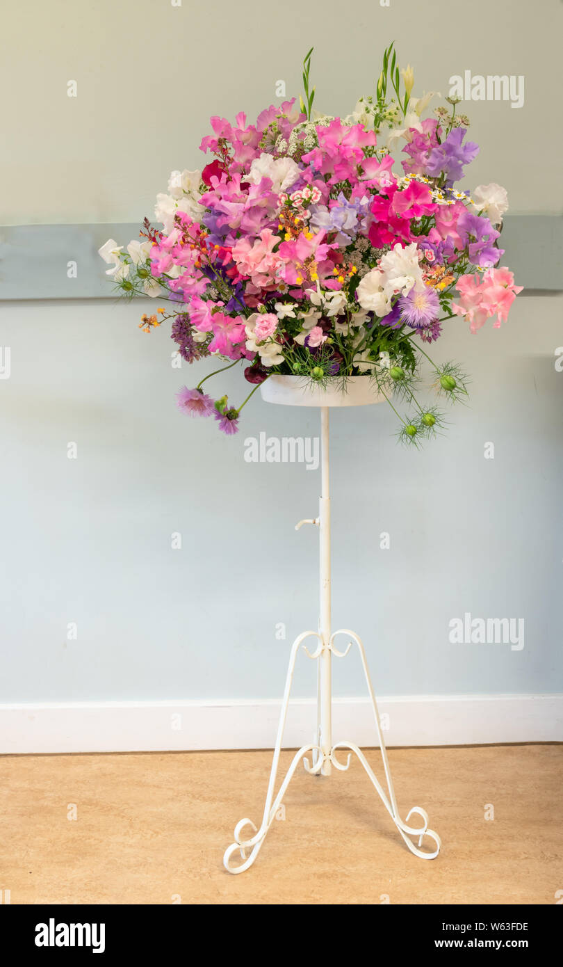 Sockel Blumendisplay Stockfotos & Sockel Blumendisplay Bilder - Alamy