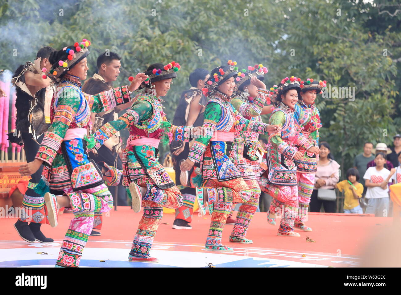 Volk der Yi ethnische Gruppe besuchen eine Walnuss pflücken Festival in Yangbi Yi Autonomen Grafschaft gehalten, Dali der Bai Autonomen Präfektur, Südwesten Chinas Yunn Stockfoto