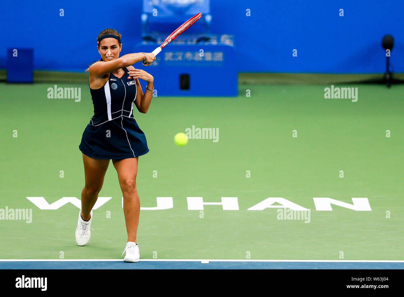 Monica Puig de Puerto Rico liefert einen Schuß zu Wang Qiang von China in ihren Viertelfinalegleichen während der Wuhan Dongfeng Motor WTA Tennis Tour 2018 öffnen Stockfoto