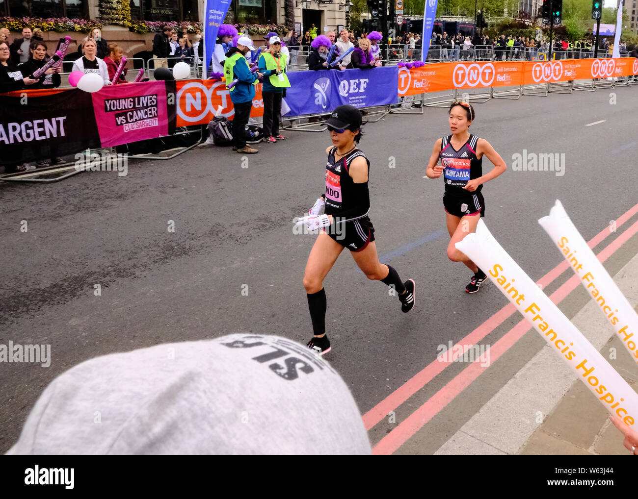 Virgin Money London Marathon 2019 - lange Distanz (26 km) Rennen jedes Jahr veranstaltet und seit 1981 nach der Feststellung von Chris Brasher und John disley unmittelbar nach Brasher im New York City Marathon lief. Rund 33000 Teilnehmer, vor allem Amateuren laufen für Nächstenliebe, geht ein Feld der Elite Athleten (männlich und weiblich), Rollstuhl Racers, und para-Athleten, einschließlich der Sehbehinderte, die in der Regel mit 'Führungen' ausführen. Stockfoto