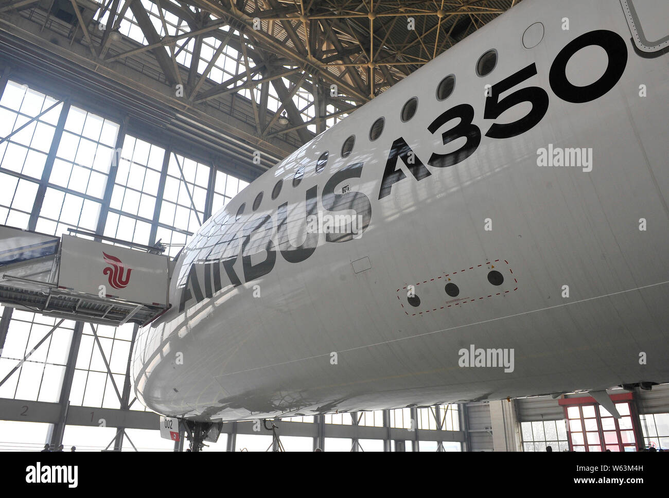 --FILE - Der test Flugzeug 'MSN002" von Airbus A350 XWB ist auf Anzeige an der Beijing Capital International Flughafen in Peking, China, 3. November 2016. Stockfoto