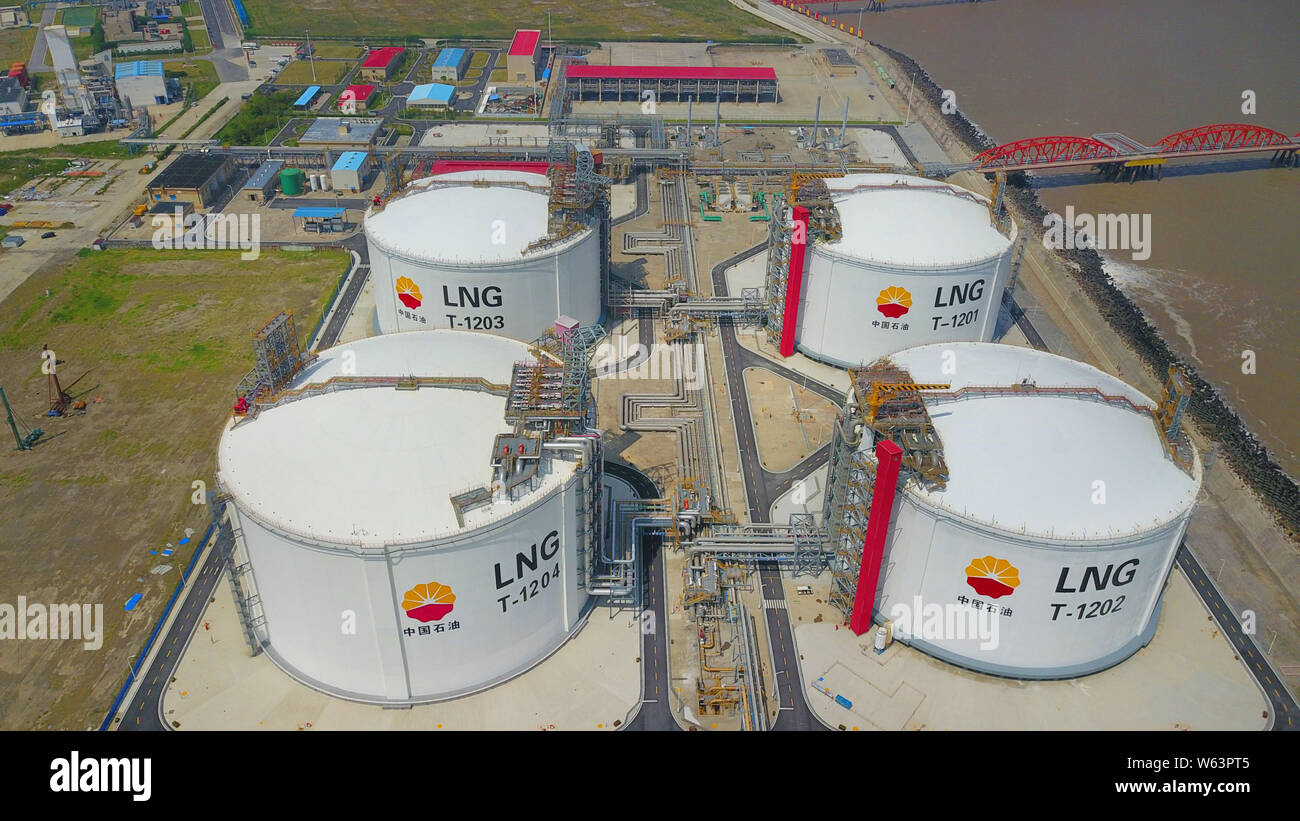 Ein Luftbild von verflüssigtem Erdgas (LNG) Lagertanks an der Rudong LNG-Terminal der CNPC (China National Petroleum Corporation), Muttergesellschaft Stockfoto