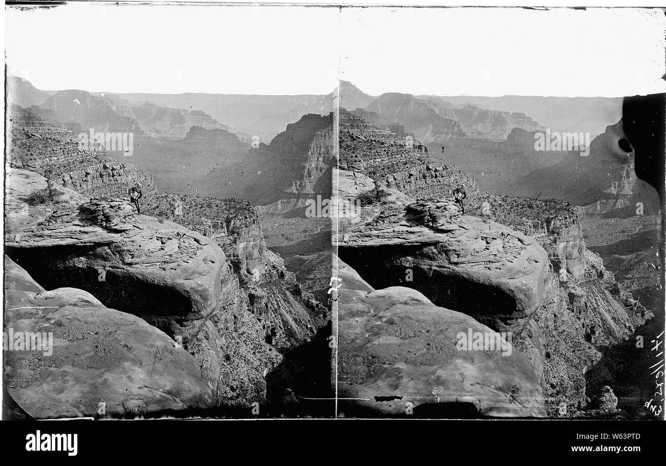 Colorado River. Grand Canyon, in der Nähe von Toroweap (oder Muav). Ein Mann mit Kartentasche auf seinem Rücken befindet sich oben auf dem Plateau mit Blick auf die Schluchten gezeigt. Der Mann steht auf, als er trägt dunkle Kleidung. (Siehe Nr. 434, 437, gleiche unbekannter Mann). Stockfoto