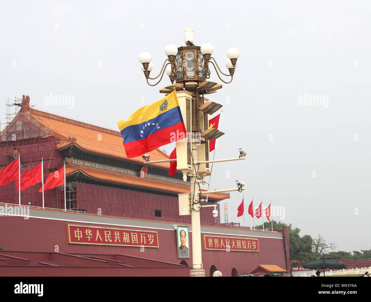 Chinesische und Venezolanische Nationale Fahnen flattern auf der Laterne vor dem Tian'anmen Podium während einer Viertägigen - Besuch des venezolanischen Präsidenten Nicol Stockfoto