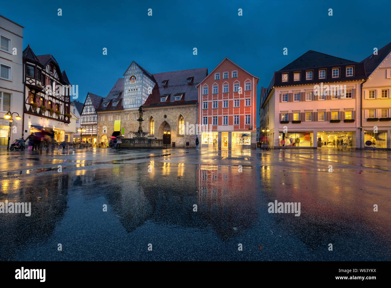 Reutlingen, Deutschland. Marktplatz - Hauptplatz der Altstadt in der Dämmerung Stockfoto