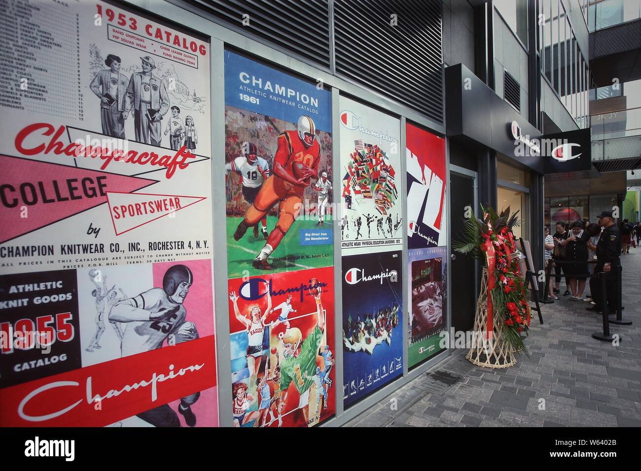 Kunden Schlange vor den größten chinesischen Meister Flagship Store in Sanlitun Peking, China, 10. September 2018. American sportswear Marke Cham Stockfoto