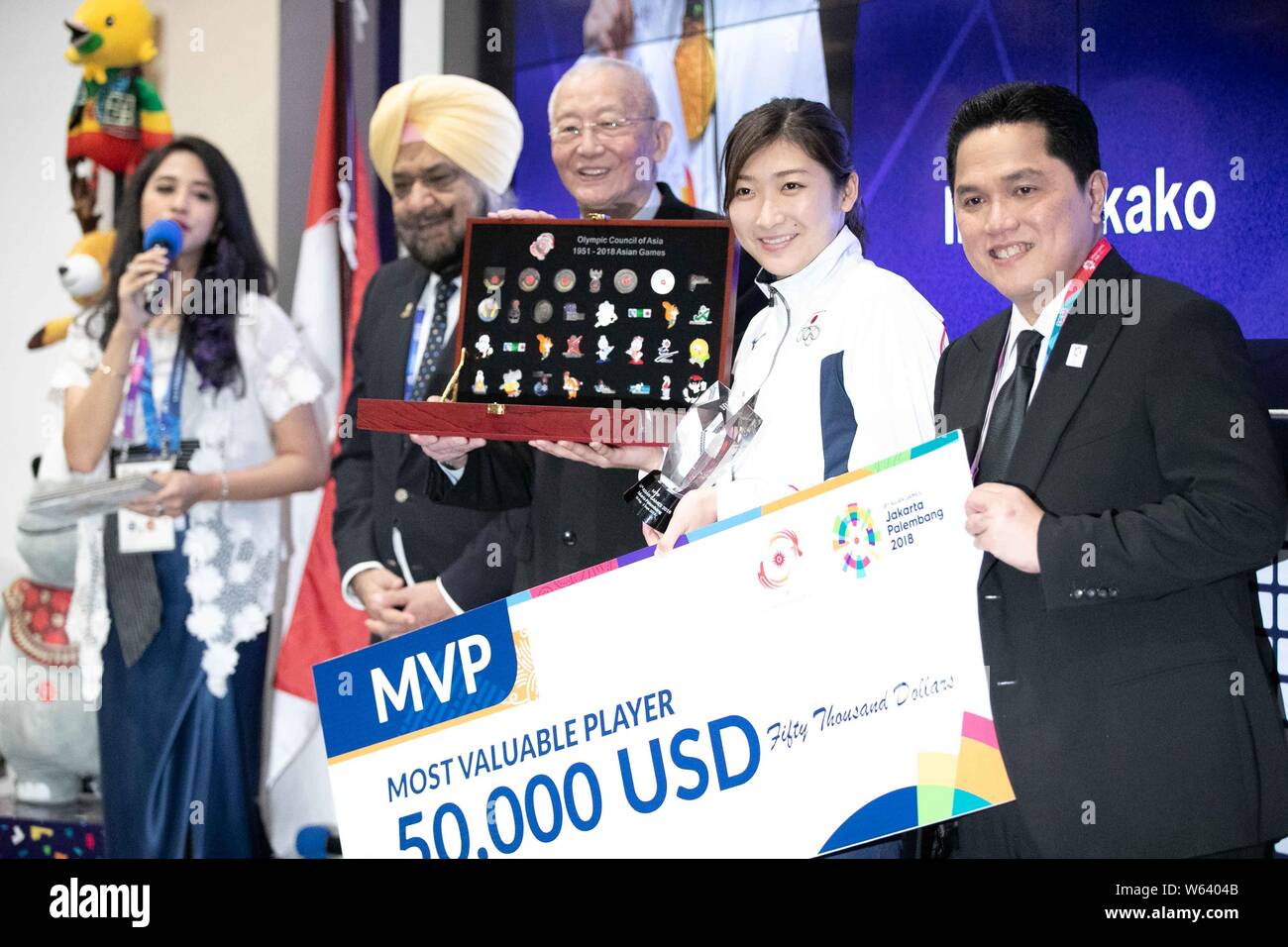 Japanische Schwimmer Rikako Ikee, zweite rechts, wirft mit der Trophäe und Preisgeld, nachdem Sie den olympischen Rat von Asien Die wertvollsten Spieler genannt wurde Stockfoto