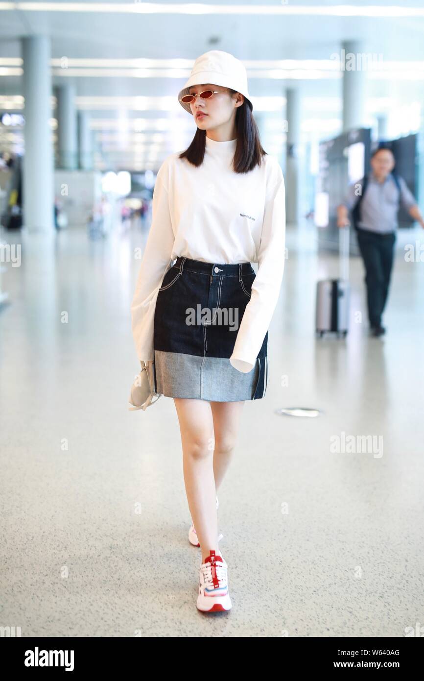 Chinesische Schauspielerin Li Qin kommt an der Shanghai Hongqiao