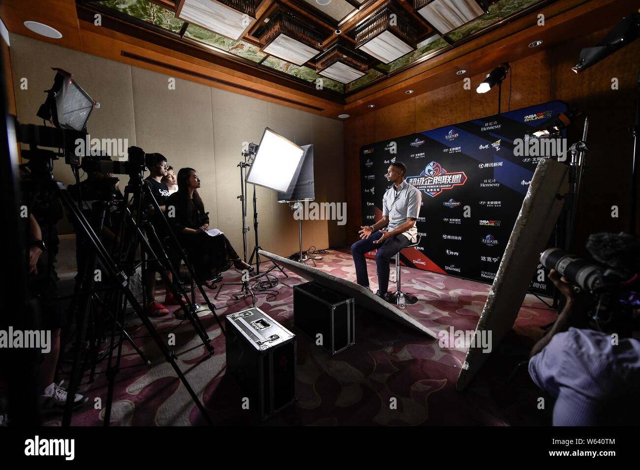 American Basketball player Chris Bosh akzeptiert ein exklusives Interview vor der 2018 Super Penguin Basketball Celebrity Spiel in Shanghai, China, 14. Stockfoto