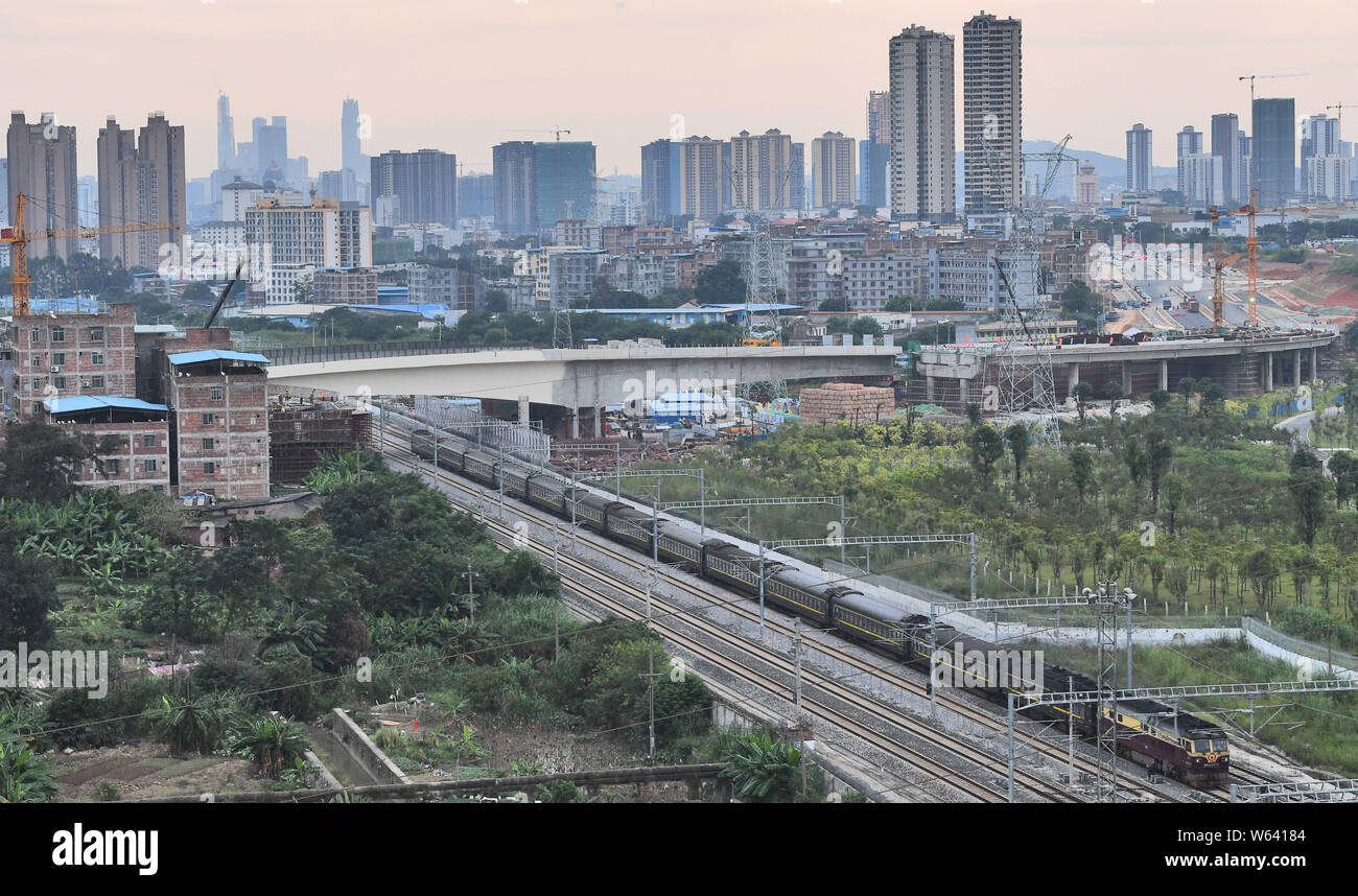Ein 18.000-Tonnen Hohlkasten der Brücke dargestellt nach dem Drehen 120 Grad in einem Eisenbahnunternehmen zu Dock mit der Autobahn in Wuhan City, South China Guangx Stockfoto