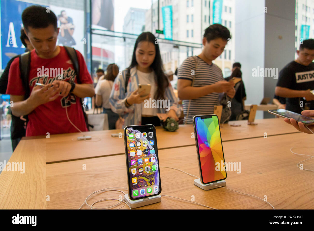 Ein iPhone XS Smartphone und ein iPhone XS Max Smartphone sind auf Anzeige an der Einkaufsstraße Nanjing Road Street Flaggschiff Apple Store in Shanghai, China, 21. Stockfoto