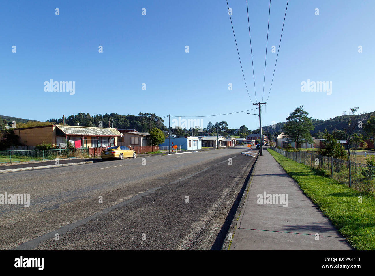 Zeehan, Tasmanien: April 04, 2019: Main Street in der kleinen Stadt Tasmanien mit einem Haus und einige Geschäfte. Stockfoto