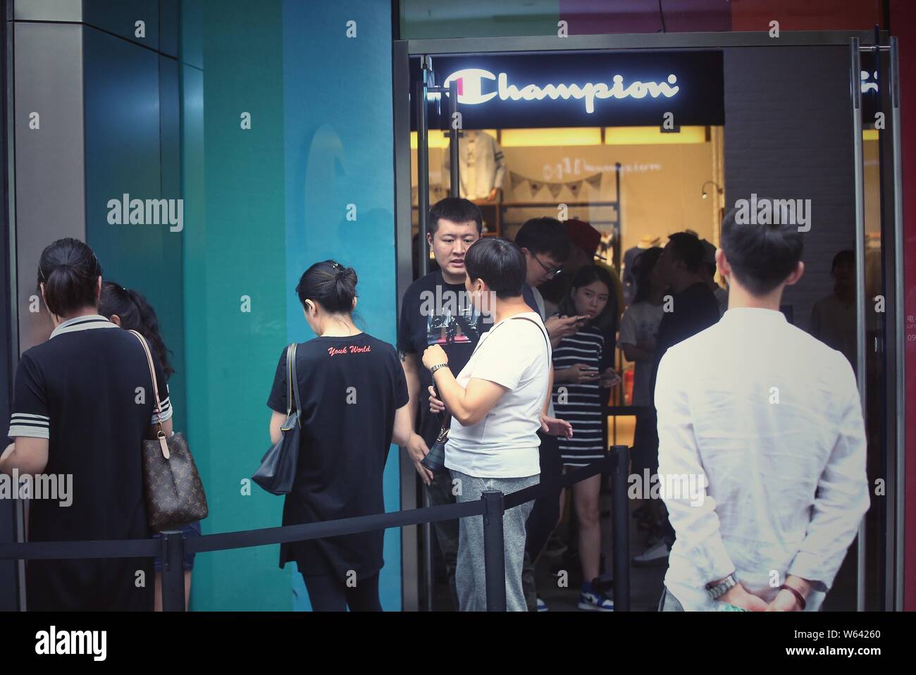 Kunden Schlange vor den größten chinesischen Meister Flagship Store in Sanlitun Peking, China, 10. September 2018. American sportswear Marke Cham Stockfoto