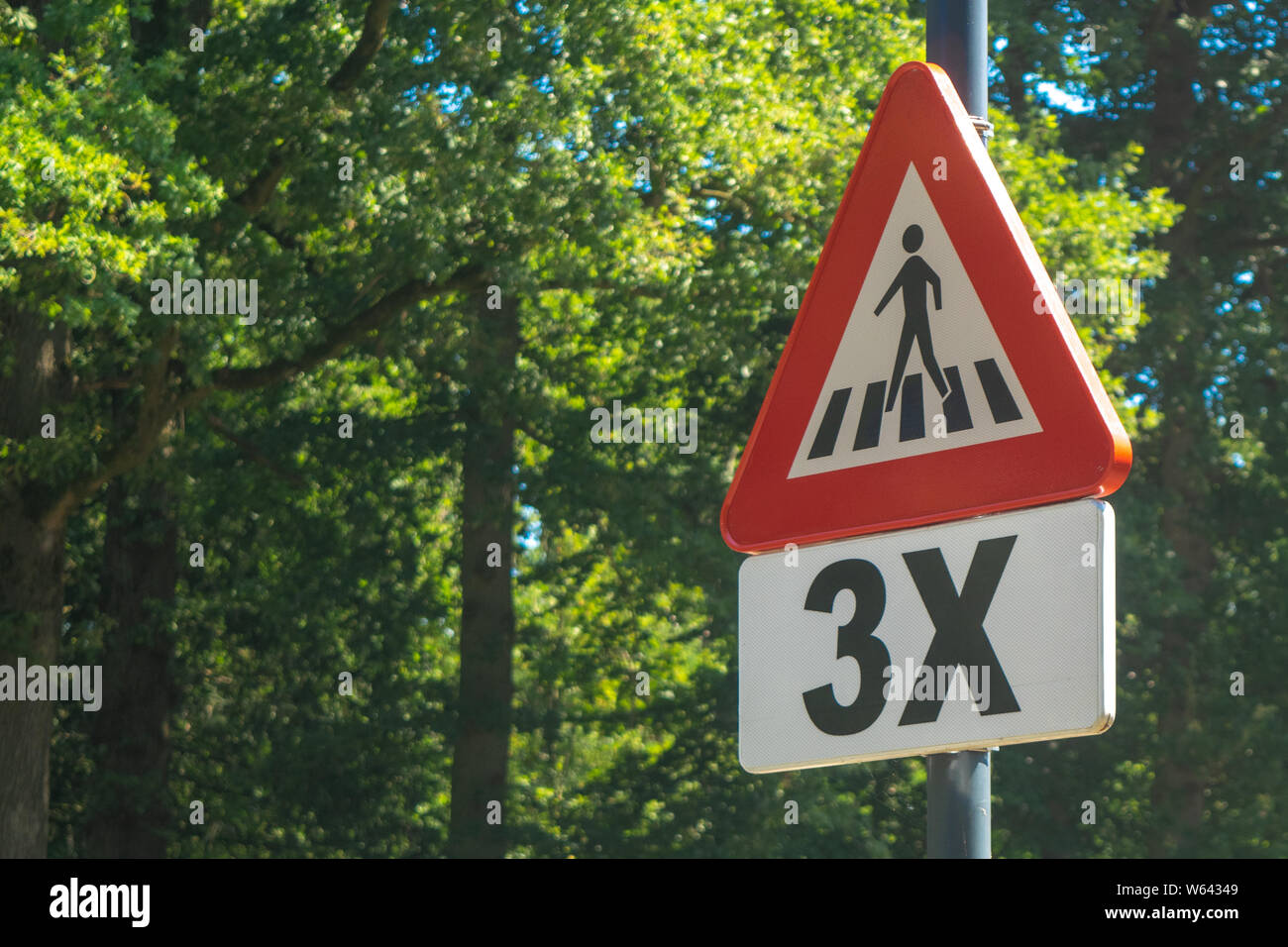 Niederländische Schild: Vorsicht gibt es einen Fußgängerüberweg Stockfoto