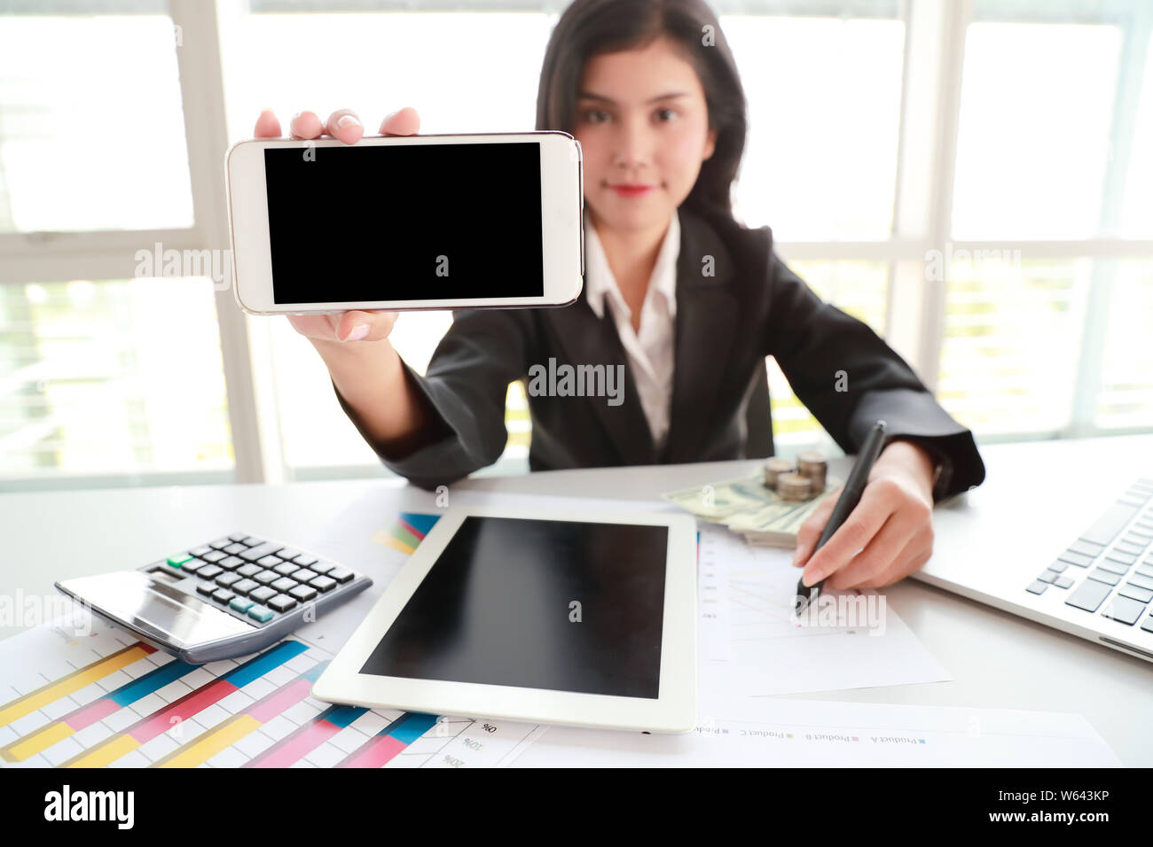 Geschäftsfrau, leeren Bildschirm Handy mit Tablet-PC auf dem Tisch Stockfoto