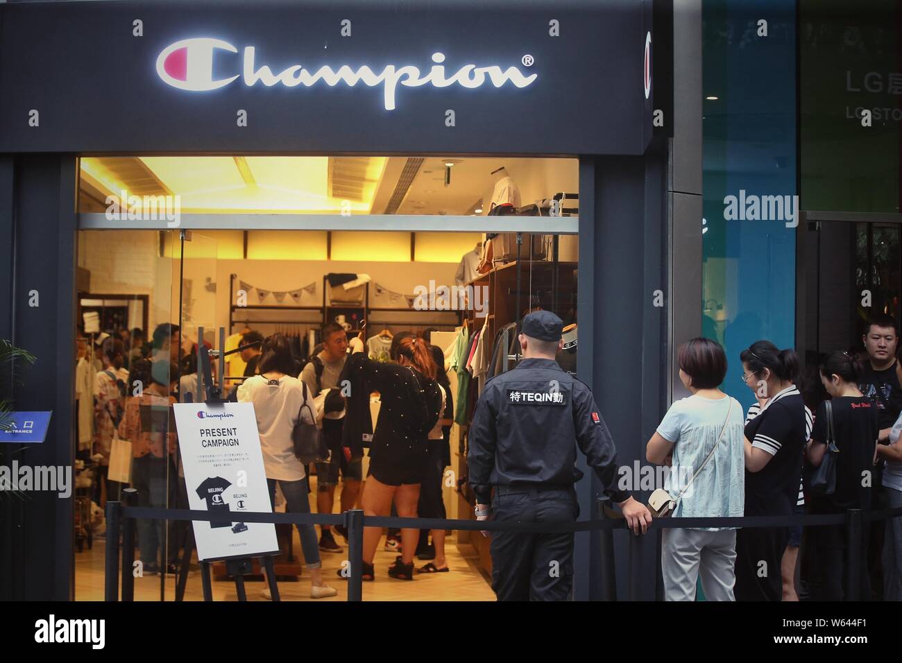 Kunden Schlange vor den größten chinesischen Meister Flagship Store in Sanlitun Peking, China, 10. September 2018. American sportswear Marke Cham Stockfoto