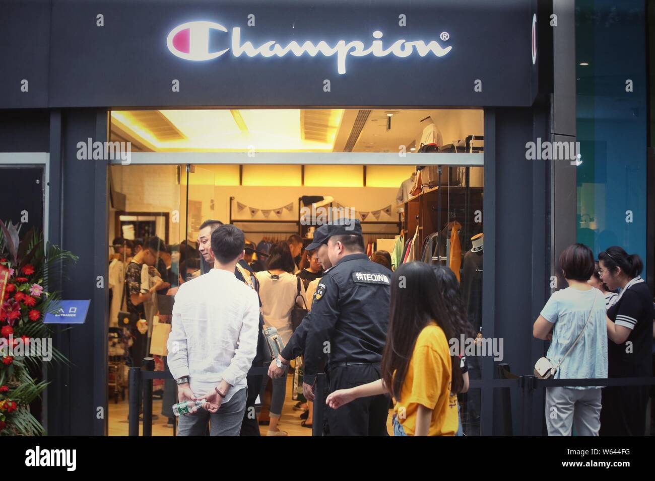 Kunden Schlange vor den größten chinesischen Meister Flagship Store in Sanlitun Peking, China, 10. September 2018. American sportswear Marke Cham Stockfoto