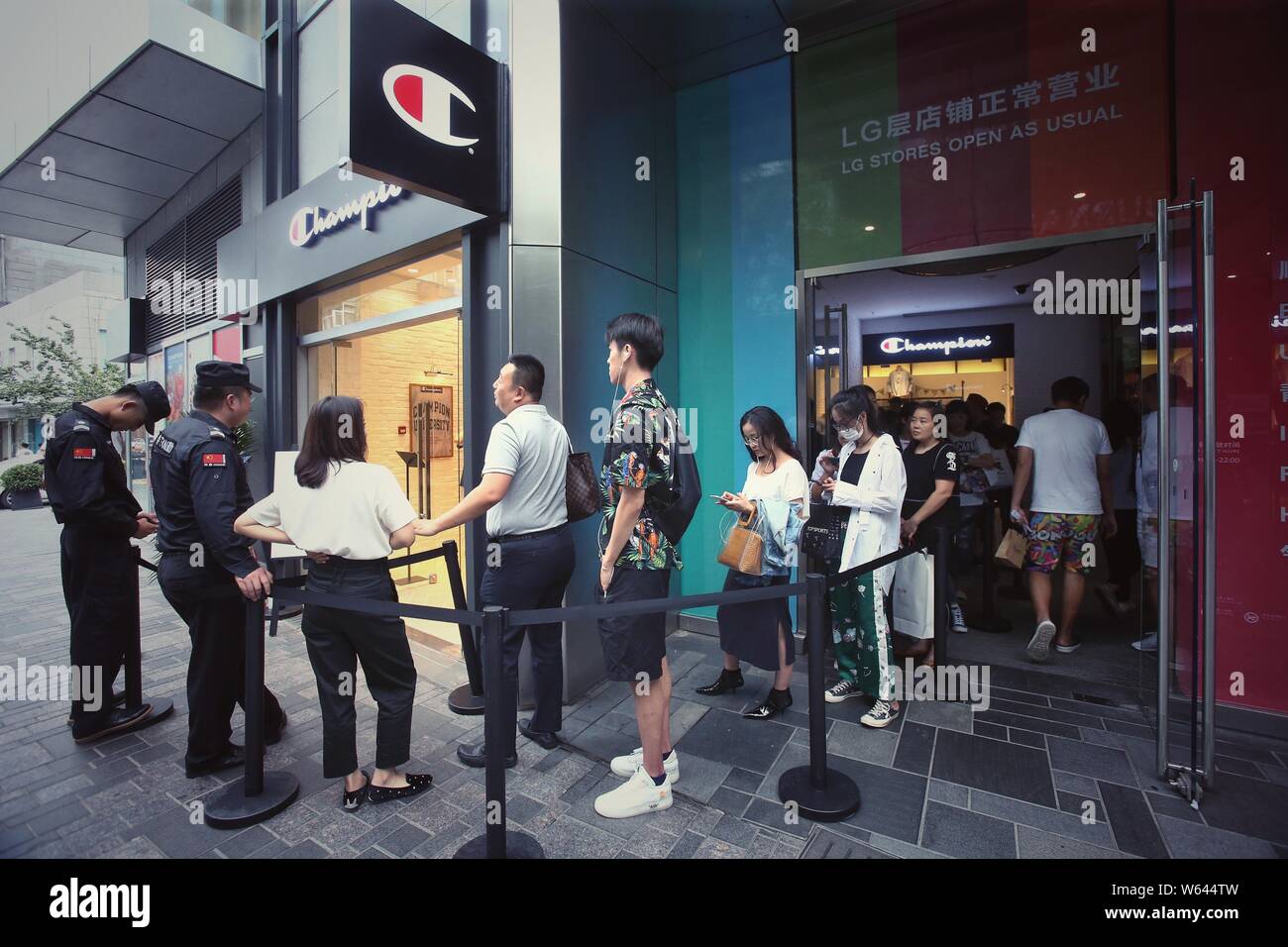 Kunden Schlange vor den größten chinesischen Meister Flagship Store in Sanlitun Peking, China, 10. September 2018. American sportswear Marke Cham Stockfoto