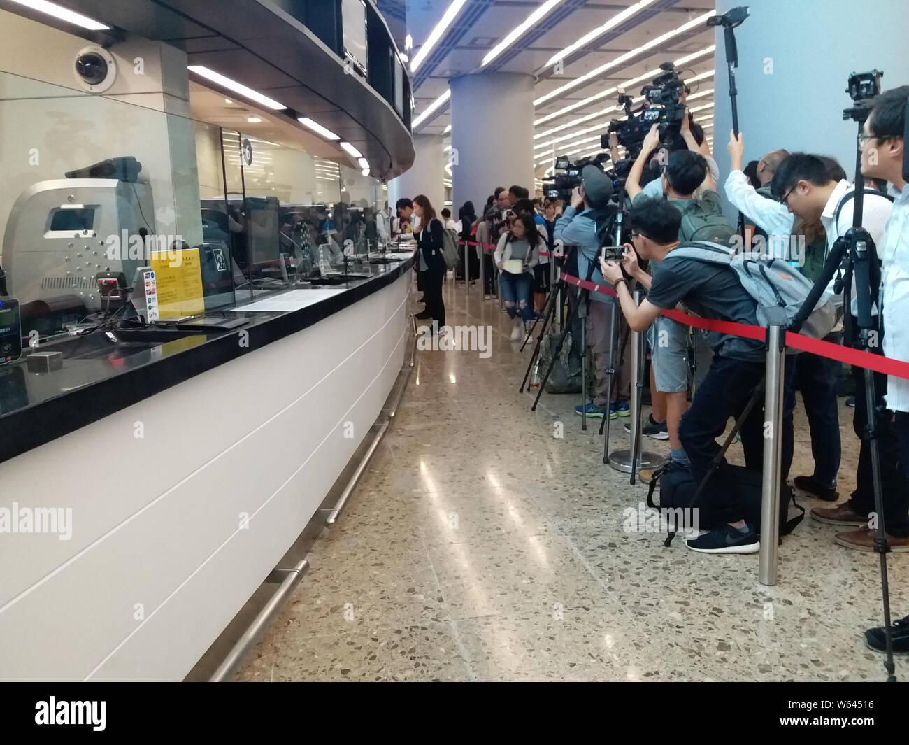 Bürger stand in Line Tickets für Züge auf guangzhou-shenzhen - Hong Kong Express Rail Link am West Bahnhof Kowloon in Hong Kong, C zu kaufen Stockfoto