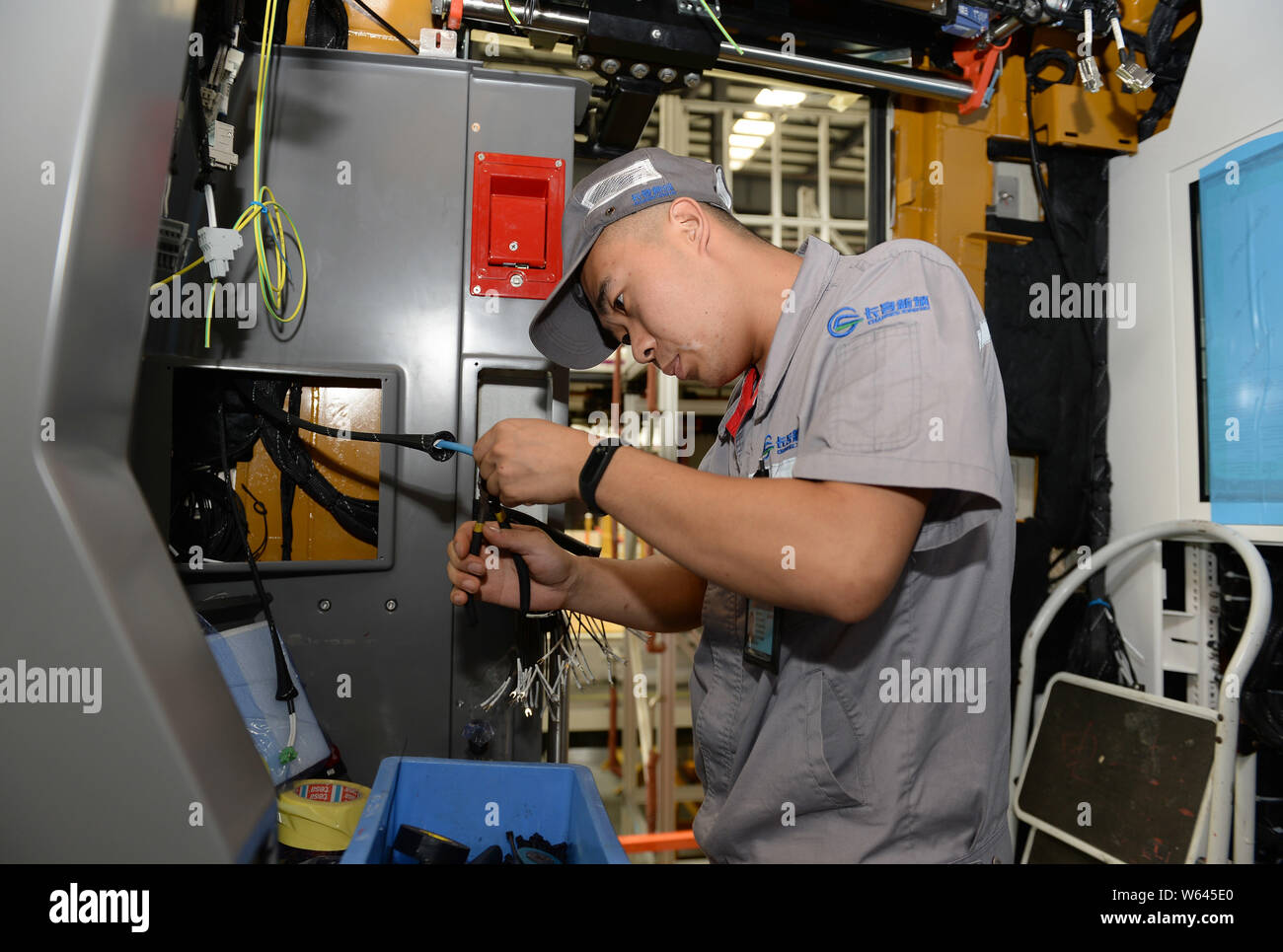 Ein chinesischer Arbeiter prüft ein chengdu U-Bahn Linie 5 mit Gesichts Make-up-Zug in Sichuan Oper als seine vorderen Aussehen in Chengdu City, im Südwesten Chinas Stockfoto