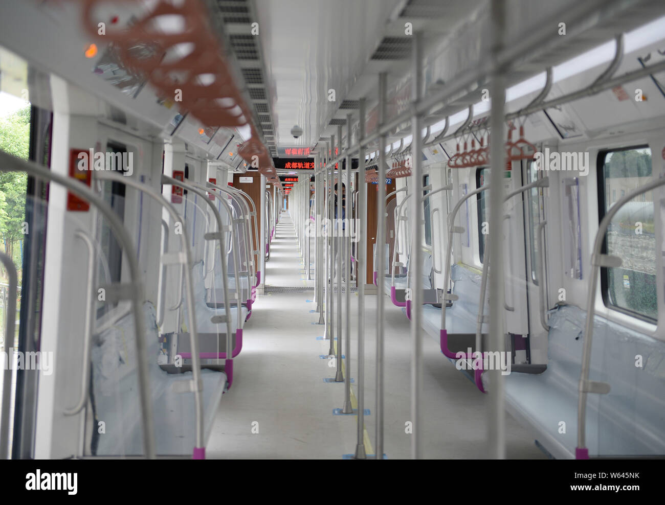 Ein chengdu U-Bahn Linie 5 mit Gesichts Make-up-Zug in Sichuan Oper als seine vordere Erscheinungsbild ist in Chengdu City vorgestellt, im Südwesten von Sichuan Chinas prov Stockfoto