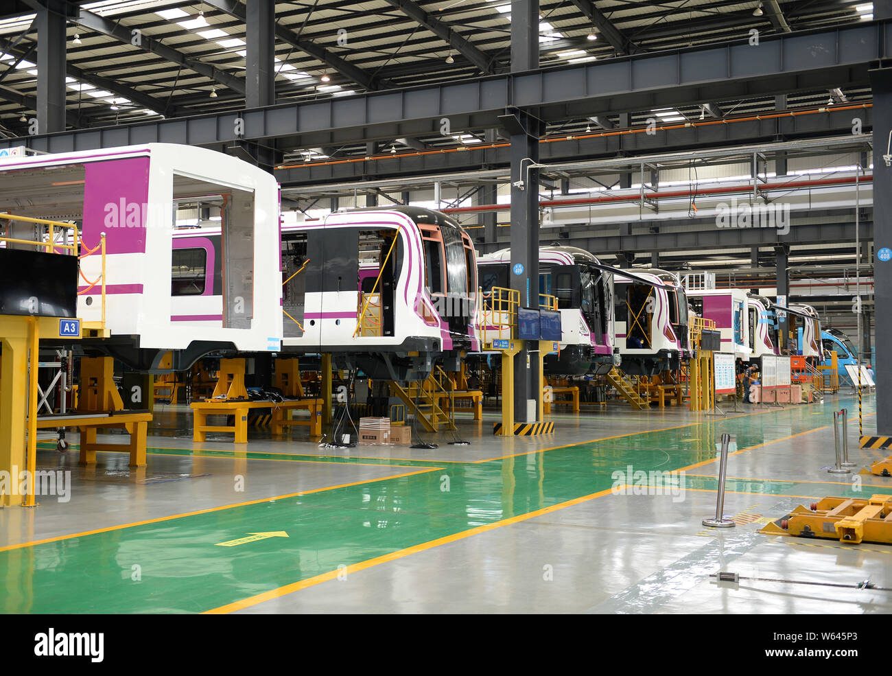 Chengdu U-Bahn Linie 5 Züge mit Gesichts Make-up in Sichuan Oper als seine vorderen Aussehen in Chengdu City vorgestellt werden, im Südwesten von Sichuan Chinas prov Stockfoto