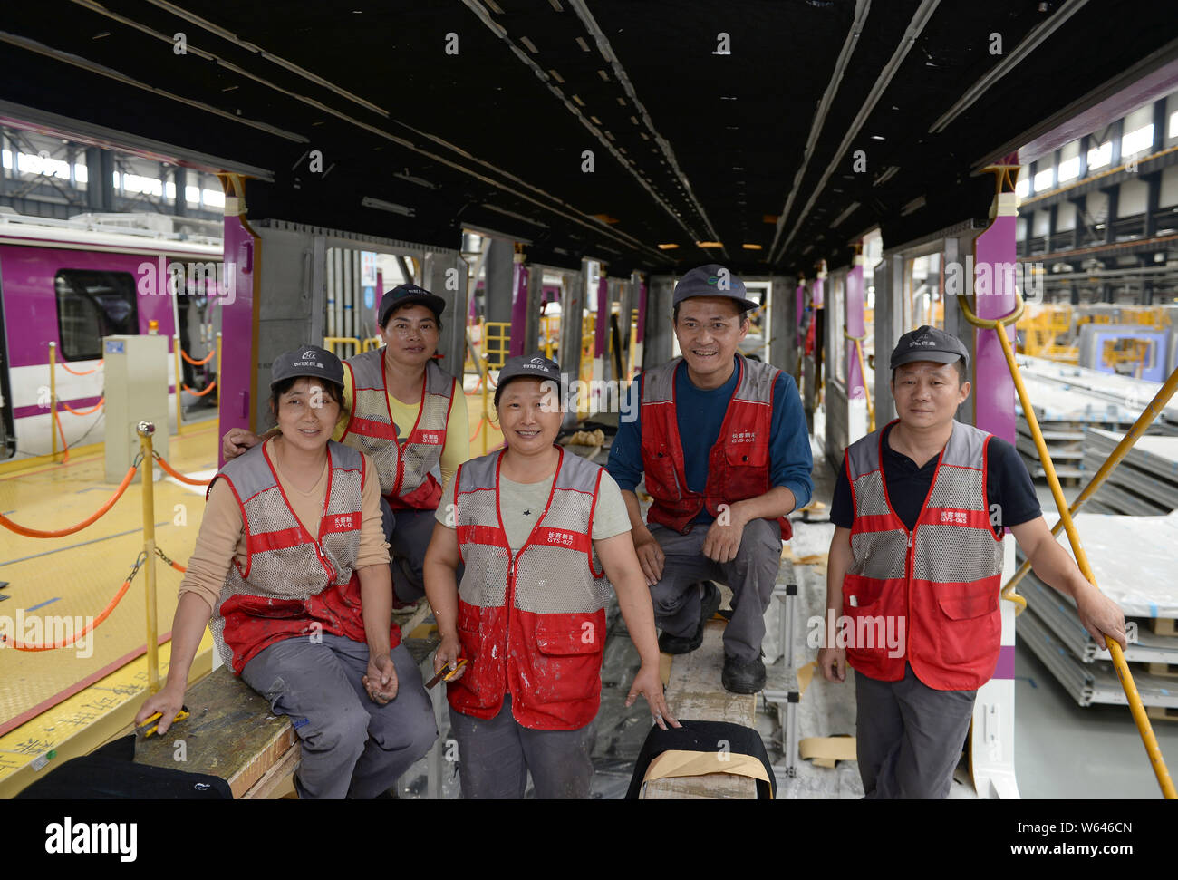 Chinesische Arbeiter Posen für Fotos in einem chengdu U-Bahn Linie 5 mit Gesichts Make-up-Zug in Sichuan Oper als seine vorderen Aussehen in Chengdu City, so Stockfoto