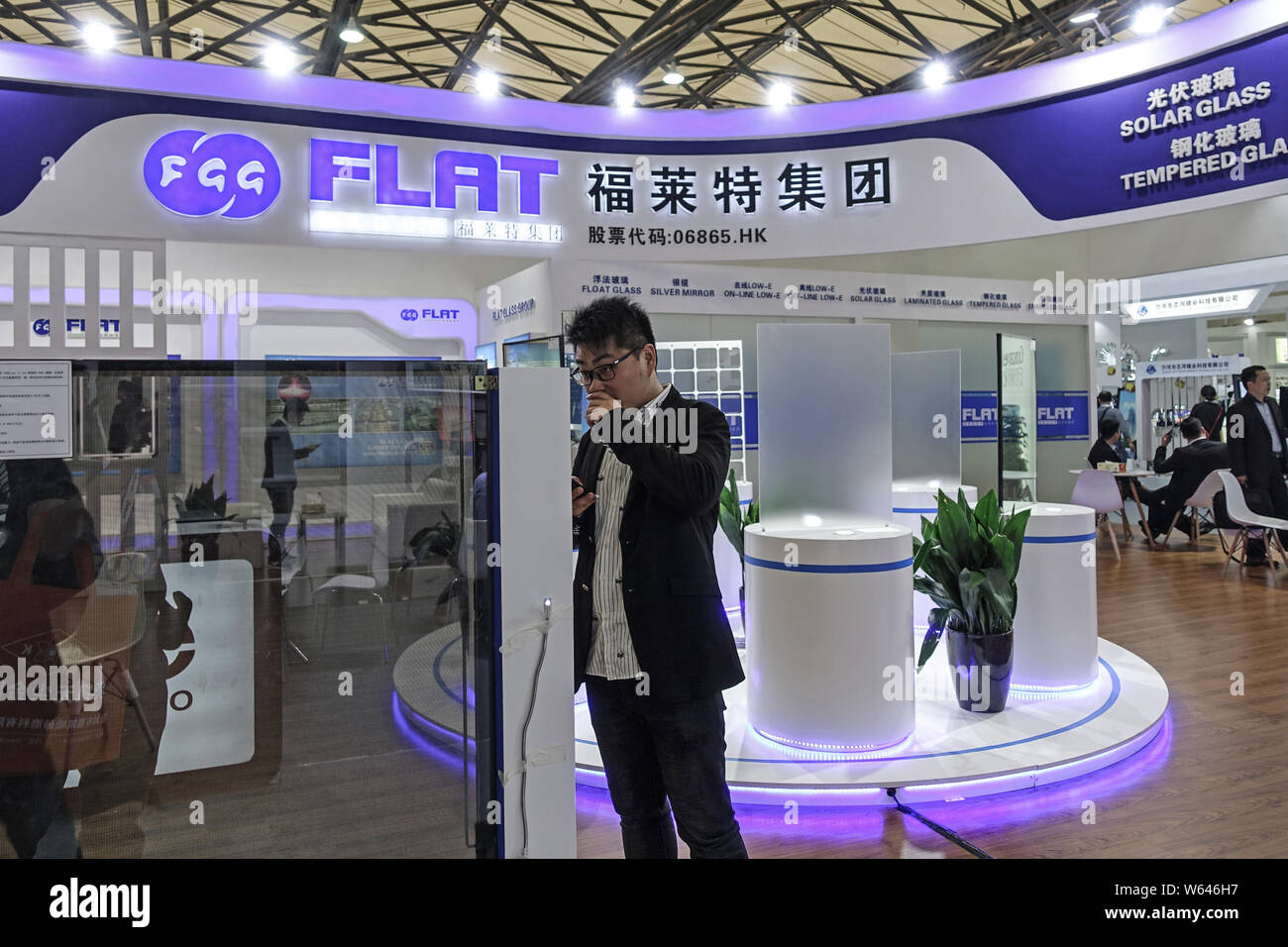 ---- Leute besuchen Sie den Stand von Flachglas Group Co., Ltd. Während der Expo in Shanghai, China, 21. April 2018. Aktien von Photovoltaik Unternehmen sammelte, Stockfoto