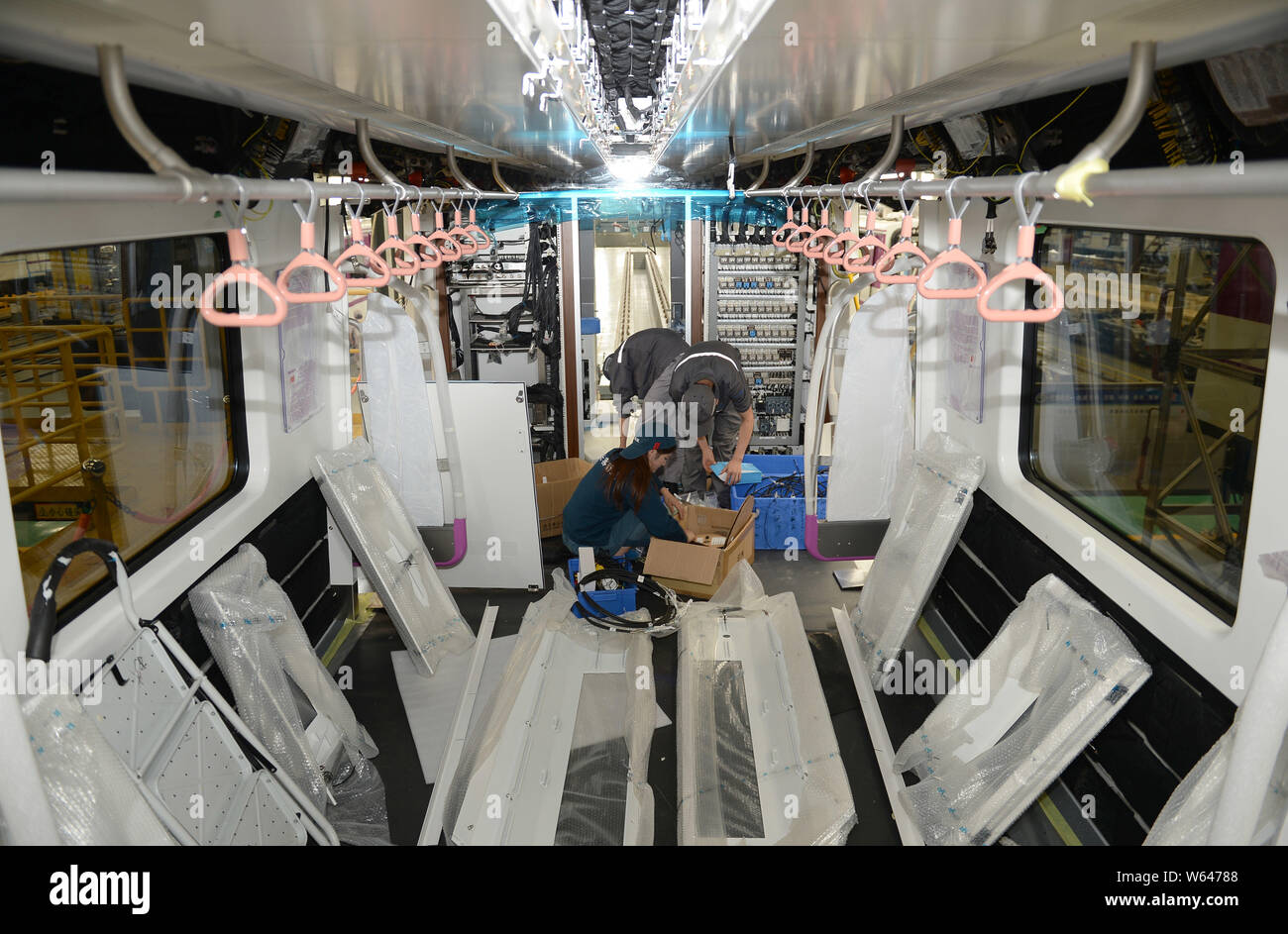 Chinesische Arbeiter prüfen ein chengdu U-Bahn Linie 5 mit Gesichts Make-up-Zug in Sichuan Oper als seine vorderen Aussehen in Chengdu City, im Südwesten Chinas Si Stockfoto