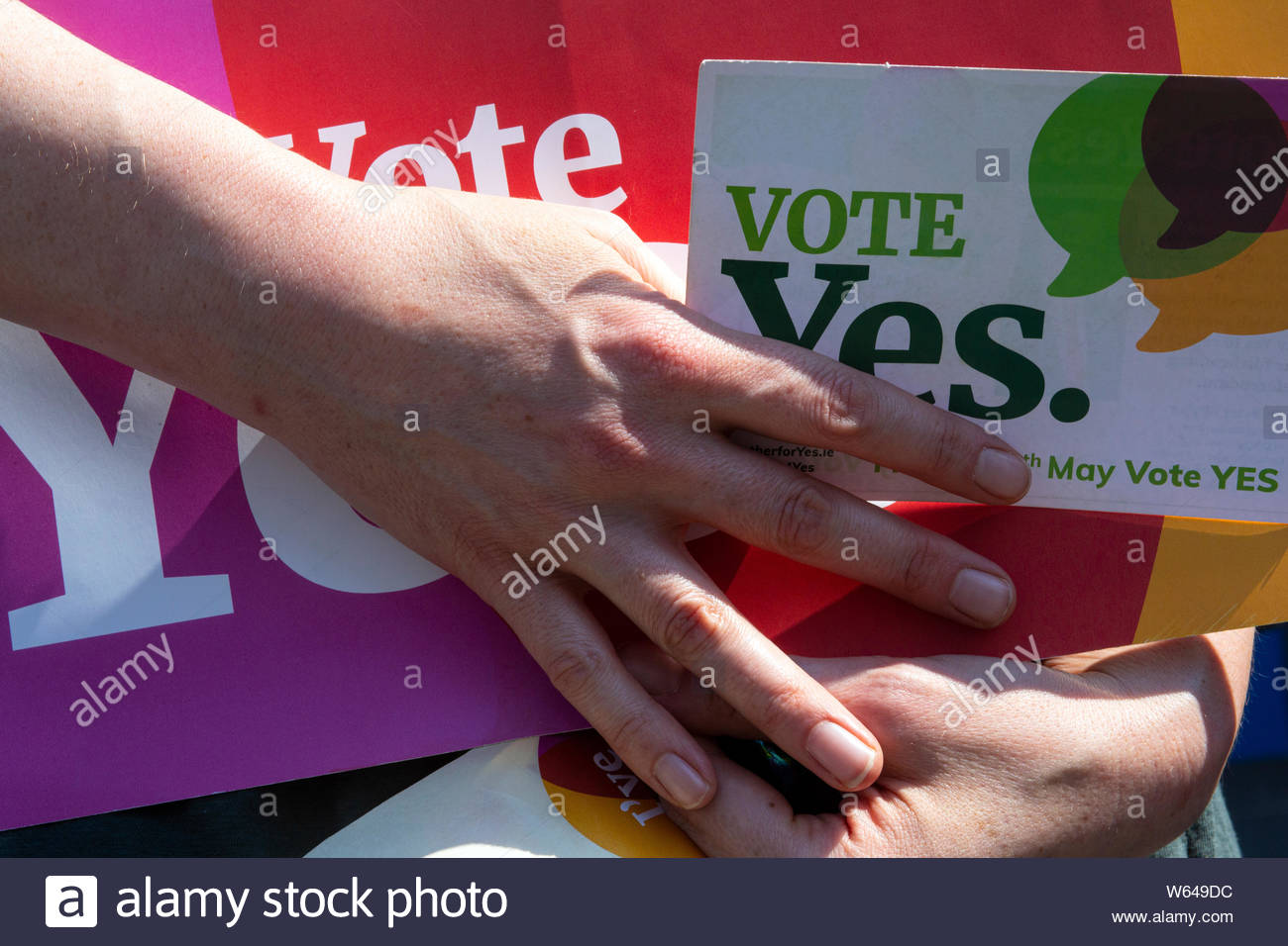 Eine Frau hält einen Ja Karte in ihre Hände während der Abtreibung Kampagne in Irland im Jahr 2018 Stockfoto