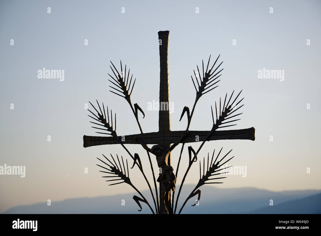 Metall Kreuz, individuell für Originalität, ein Grab zu markieren. Stockfoto