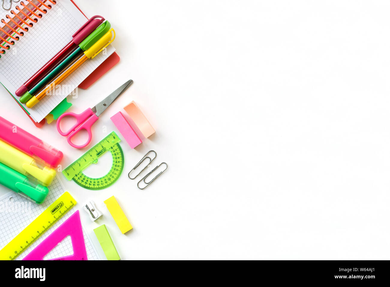 Schule und Büro Zeichnung liefert auf weißem Hintergrund. Zurück zu Schule. Freier Platz für Text. Stockfoto