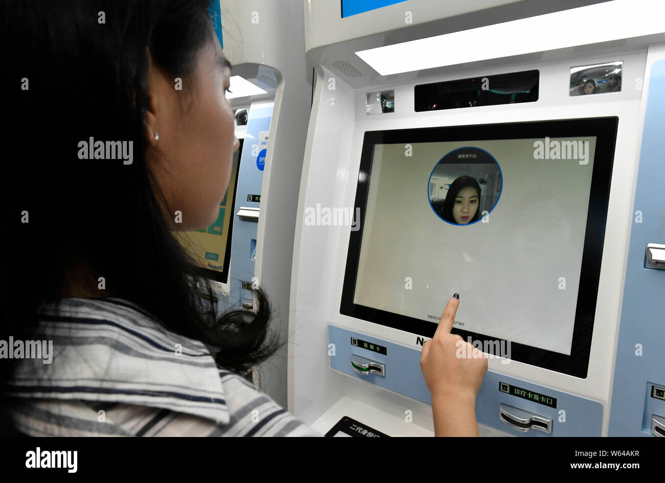 Eine chinesische Patient hat ihr Gesicht durch einen gescannten-Maschine unterstützt durch Technologie zur Gesichtserkennung von Alipay, die Online Payment Service von Chi Stockfoto