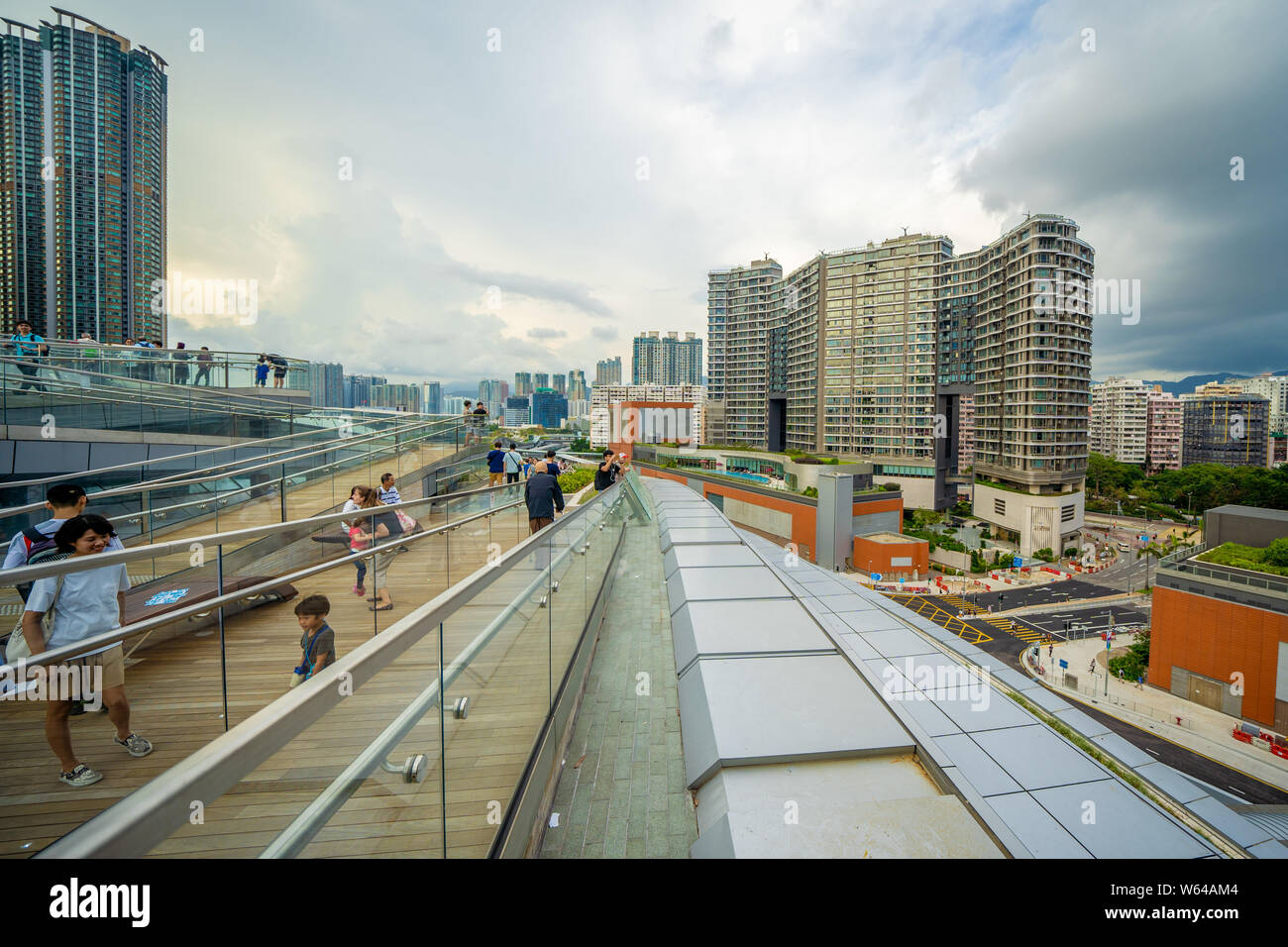 Menschen sehen Hong Kongs Victoria Harbour vom Sightseeing Plattform an der West Kowloon Bahnhof an der Guangzhou-Shenzhen - Hong Kong Express Ra Stockfoto