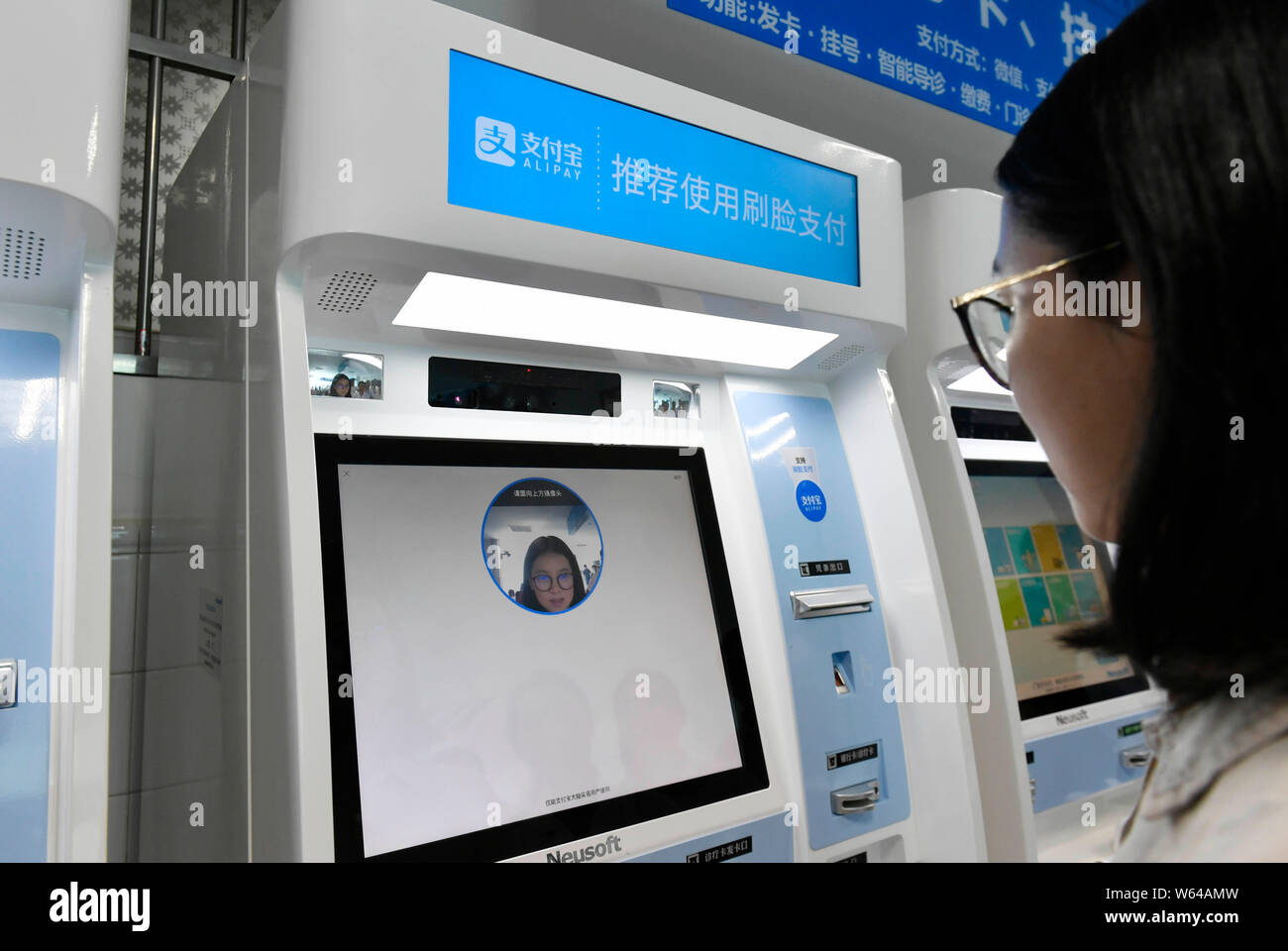 Eine chinesische Patient hat ihr Gesicht durch einen gescannten-Maschine unterstützt durch Technologie zur Gesichtserkennung von Alipay, die Online Payment Service von Chi Stockfoto