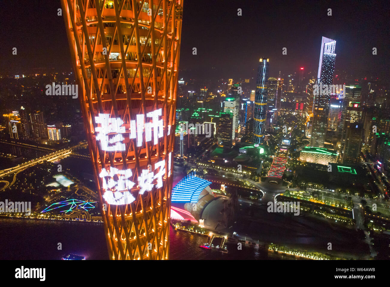 Nachtansicht des Canton Tower oder Guangzhou Turm mit Worten "Hallo Lehrer!" zu den chinesischen Teachers' Day in Guangzhou City, South China Guan mark Stockfoto